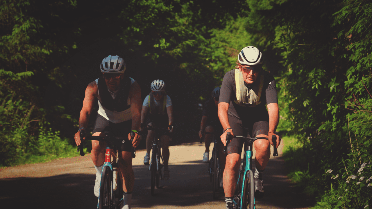 Radfahrgruppe auf Rennrädern trägt MASE Compact Airbag-Rucksäcke für maximale Sicherheit und Bewegungsfreiheit.